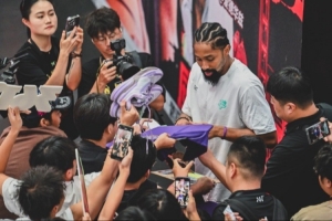 丁威迪中國(guó)行—繁花似錦海納百川 丁威迪上腳簽名鞋感受魔都熱情