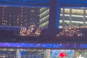 熱情山東！遠(yuǎn)征客場(chǎng)，泰山球迷用閃光燈拼出“山東”二字支持球隊(duì)