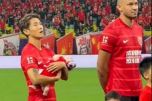 原來昨天韋世豪入場時抱的小小球童是他！