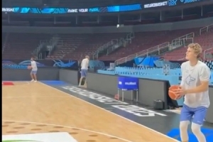 好像很輕松！馬爾卡寧訓(xùn)練場連續(xù)命中11記底角三分