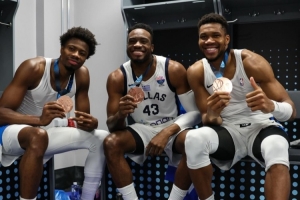 ??過去和現(xiàn)在！字母弟曬照：來自雅典塞波利亞的三兄弟！