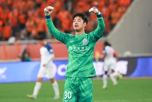 媒體人談申花門將：薛慶浩狀態(tài)低迷，讓鮑亞雄試試吧！