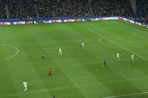 有球迷沖場！安保人員進入場地內，巴黎比賽短暫中止后恢復