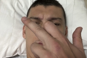 希羅曬自拍照：等我從這破床上下來 我要把整個(gè)聯(lián)盟攪得天翻地覆