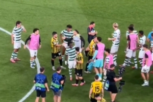 未來切爾西隊友昆代和薩特帕耶夫歐冠賽后進行問候，后者贈送球衣