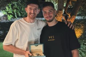 五年1.85億即將生效！申京贈(zèng)送勞力士 胸前寫(xiě)著：我老富了