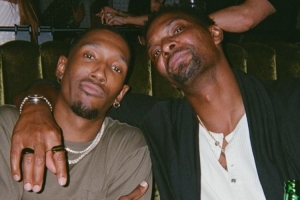 享受生活！約什-理查德森曬和老大哥波什合照！