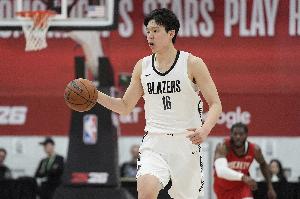 按照NBA的規(guī)定 開(kāi)拓者最多能給青島男籃87.5萬(wàn)美元買(mǎi)斷費(fèi)