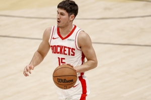 火媒：謝潑德剛2年級難以擔(dān)當(dāng)爭冠球隊的全職控衛(wèi) 阿門頂上更合適