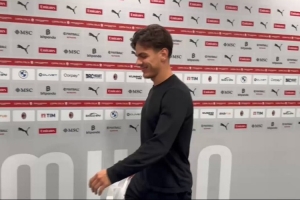 米蘭傷員亞沙里在圣西羅露面，回應(yīng)記者提問：挺好的，好多了