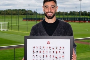 百球里程碑紀(jì)念！B費(fèi)獲曼聯(lián)官方贈送的100球紀(jì)念框