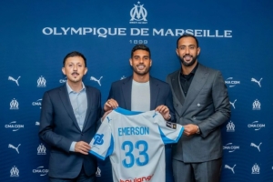 今夏才加盟！隊(duì)報(bào)：31歲后衛(wèi)埃莫森快速融入馬賽，獲德澤爾比肯定