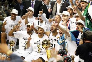 小卡2014年獲得FMVP后 卡舅開始對(duì)其商業(yè)價(jià)值產(chǎn)生興趣并開始發(fā)力