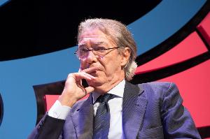 米體：80歲莫拉蒂因肺炎住院一個(gè)多月后，今天回到家中