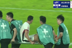 浙江主場擔架員：雖然蓉城隊員對我們工作有些干擾，但并非有意