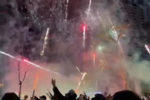 凌晨3點(diǎn)搞事??太陽報:加拉塔薩雷球迷在利物浦下榻酒店外放煙花