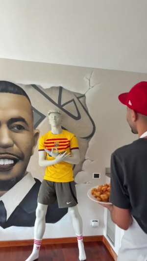 ??亞馬爾父親家里有個(gè)兒子慶祝的模型，親了一口說“爸爸愛你”