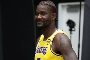 湖人首發(fā)中鋒？艾頓在社媒曬出多張定妝照：在NBA的第八年??