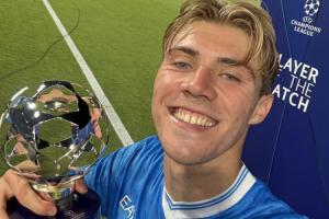 沒想到吧~霍伊倫生涯8場歐冠進7球，此前在曼聯時歐冠6場5球