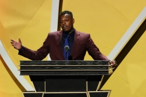 皮爾斯：有撈女用手機(jī)查隊(duì)里每個(gè)人的薪資 專(zhuān)挑中后段的球員下手