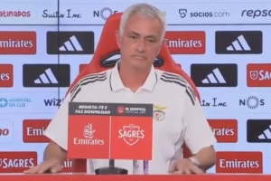 穆帥反問(wèn)記者：很想知道我賺多少？你賺多少？不愿說(shuō)也別問(wèn)我的