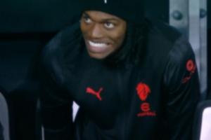 希門尼斯禁區(qū)一路內(nèi)切后打門被撲，萊奧看后呲著大牙面目略顯猙獰