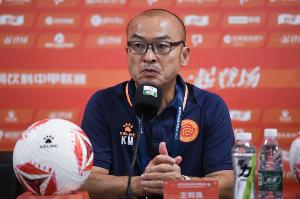 阿薩莫阿被推撞到廣告牌！前田浩二怒批：重慶這么想贏？不丟人嗎