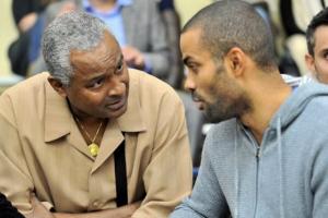 法媒：托尼-帕克父親在家中意外去世 享年70歲