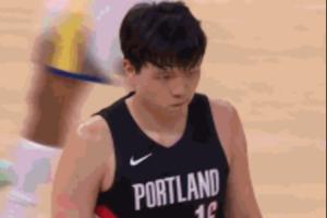 無(wú)奈！楊瀚森犯滿被罰下后歪頭噘嘴 表情略顯沮喪