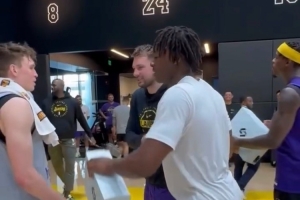 發(fā)福利啦！湖人官方曬昨日訓練后東契奇向全隊贈送簽名球鞋