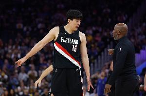 跟小薩爆了！楊瀚森首節(jié)4分鐘3犯規(guī) 但也造了小薩2個！