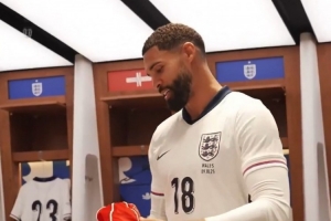 時隔7年再次為英格蘭出場，奇克獲贈紀(jì)念帽子：很高興重返球隊