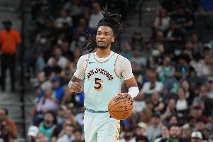 能攻能傳還能防！卡斯?fàn)柺坠?jié)2中2高效拿到6分5助2斷