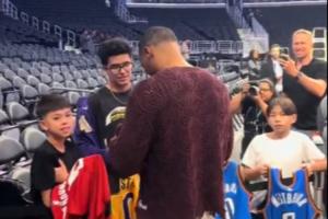 還有后續(xù)！威少雖略過湖人球衣 他摘下自己腕帶簽名送給了湖蜜