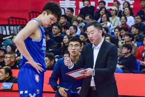 現(xiàn)場(chǎng)見(jiàn)證楊瀚森首秀！劉維偉：新賽季新開(kāi)始新挑戰(zhàn) 陪你共成長(zhǎng)