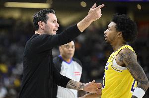 沒(méi)譜！小尼克-史密斯19分鐘5中1拿到2分出現(xiàn)2失誤 正負(fù)值-13