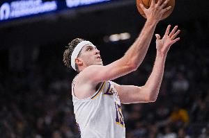 當(dāng)?shù)之?dāng)媽又要40+？里夫斯上半場(chǎng)13中7&11罰9中砍下22分5助攻