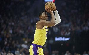 終于來了！八村塁投進(jìn)湖人本場(chǎng)第一記三分球