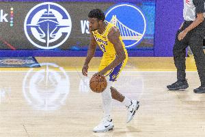 不夠細(xì)膩！布朗尼跳起想從克林根腋下傳球被斷 反搶被吹犯規(guī)