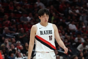 劉維偉：楊瀚森在有限時(shí)間有表現(xiàn)但差距也很明顯 要先在隊(duì)內(nèi)學(xué)習(xí)