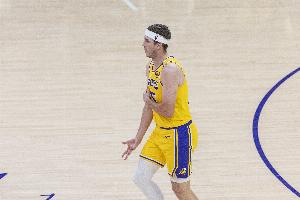 哪里貴了 大當(dāng)家就是這個(gè)價(jià)！里夫斯22中13背靠背空砍41分4板5助