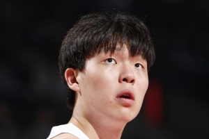 劉維偉：楊瀚森第二節(jié)是不是沒準(zhǔn)備好上場(chǎng)？有些打不動(dòng)艾頓