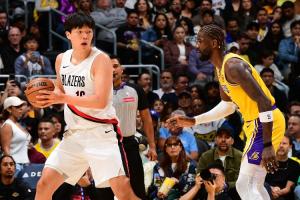 楊瀚森半場(chǎng)收獲7分22秒時(shí)間 2次空位三分不進(jìn)&多次籃下硬懟掉球