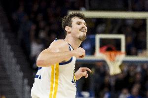 科爾：波斯特是比賽焦點 他毫無畏懼進關(guān)鍵球防守很棒為他高興