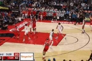 且退且進！小賈巴里-史密斯積極退防 補防迎面釘板大帽謝德！