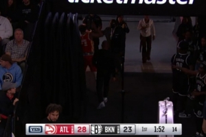 希望沒事??！特雷-楊膝蓋被隊友壓到 隨后返回更衣室