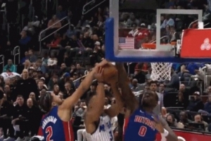 康寧漢姆帽翻貝恩出界 裁判給魔術(shù)球權(quán)&活塞挑戰(zhàn)球權(quán)失敗