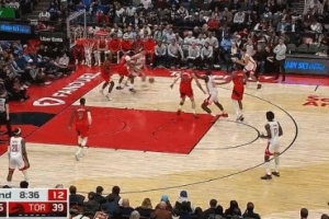 真成熟了！申京遭包夾不慌不忙 轉(zhuǎn)身助攻卡佩拉空切雙手暴扣！