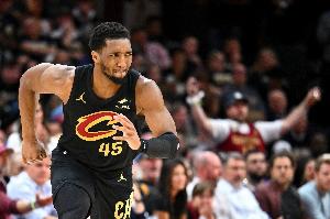 這誰頂?shù)米“?！騎士首節(jié)三分球12中10 命中率超八成