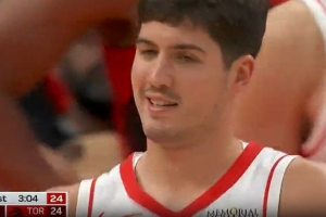 我只是微微一笑！謝潑德剛上場就強突對抗挑籃打成2+1！